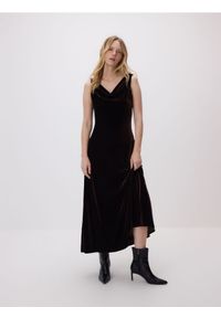 Reserved - Welurowa sukienka - ciemnobrązowy. Kolor: brązowy. Materiał: welur #1