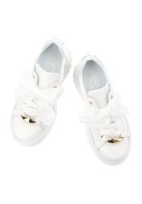 Sneakersy damskie Karino, cholewka ze skóry naturalnej licowej wiązanie z przodu szeroką wstążką metalowe detale zabudowany przód na grubszej podeszw. Kolor: biały. Materiał: skóra. Szerokość cholewki: normalna #2