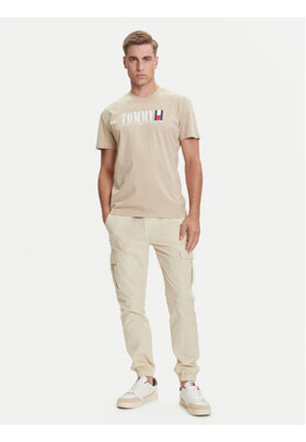 Tommy Jeans T-Shirt Dna Flag DM0DM21941 Beżowy Regular Fit. Kolor: beżowy. Materiał: bawełna