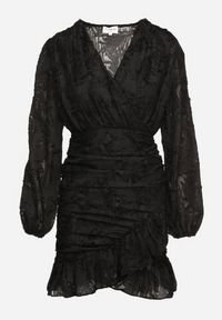 Born2be - Czarna Kopertowa Sukienka Koronkowa z Bufiastymi Rękawami Falbankami i Marszczeniem Demeriana. Typ kołnierza: kołnierz z falbankami. Kolor: czarny. Materiał: koronka. Długość rękawa: krótki rękaw. Typ sukienki: kopertowe #4