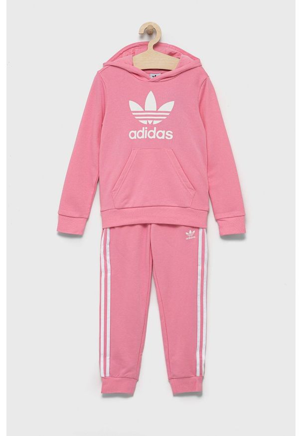 adidas Originals dres dziecięcy kolor różowy. Kolor: różowy. Materiał: dresówka. Wzór: nadruk