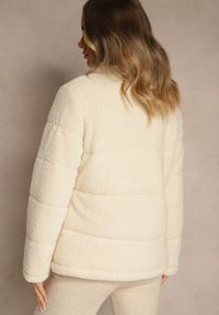Renee - Beżowa Pikowana Kurtka z Futerkiem Teddy Olenesia. Okazja: na co dzień. Kolor: beżowy. Materiał: futro. Styl: casual #3