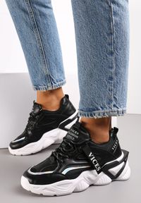 Born2be - Czarne Sneakersy Astoreia. Okazja: na co dzień. Wysokość cholewki: przed kostkę. Kolor: czarny. Materiał: materiał. Wzór: napisy, aplikacja. Sport: turystyka piesza #1