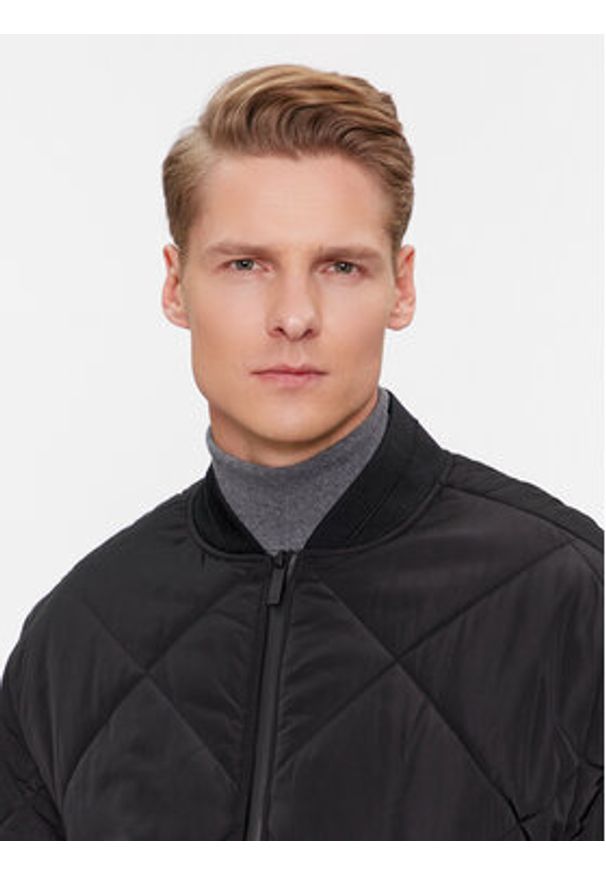 Calvin Klein Kurtka bomber Signature K10K111880 Czarny Regular Fit. Kolor: czarny. Materiał: syntetyk
