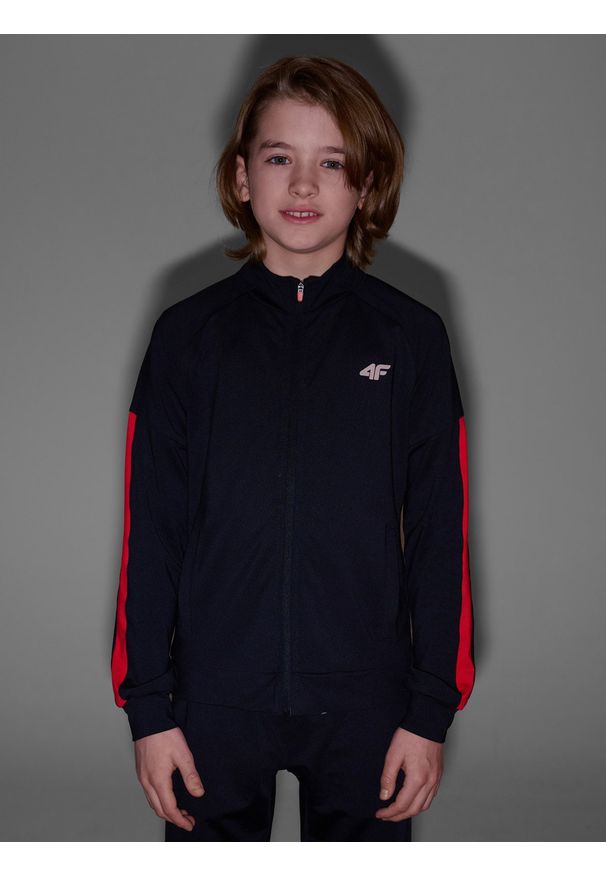 4f - 4F Bluza sportowa rozpinana bez kaptura chłopięca - czarna 134/140 (8-10 lat). Okazja: na co dzień. Typ kołnierza: bez kaptura. Kolor: czarny. Materiał: materiał, dzianina, elastan, włókno, syntetyk. Długość rękawa: raglanowy rękaw. Wzór: gładki, jednolity, ze splotem. Sezon: lato. Styl: sportowy