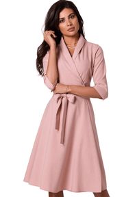 BeWear - Rozkloszowana sukienka kopertowa z wiązaniem w pasie różowa. Okazja: do pracy. Kolor: różowy. Typ sukienki: kopertowe. Styl: elegancki, wizytowy #1