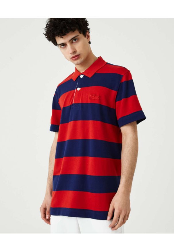 Lacoste - LACOSTE - Koszulka polo w paski z logo Regular Fit. Typ kołnierza: polo. Kolor: czerwony. Materiał: bawełna. Wzór: paski. Styl: klasyczny