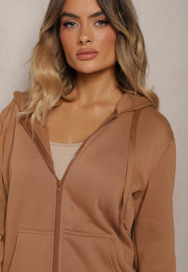 Renee - Brązowa Bluza z Kapturem Harasphei. Okazja: na co dzień. Typ kołnierza: kaptur. Kolor: brązowy. Materiał: jeans, tkanina. Długość rękawa: długi rękaw. Długość: długie. Wzór: jednolity. Styl: sportowy, casual