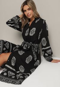 Born2be - Czarna Koszulowa Sukienka Ozdobiona Ornamentalnym Wzorem z Wiązanym Paskiem Roriola. Okazja: na co dzień, do pracy. Kolor: czarny. Materiał: tkanina, wiskoza, skóra. Wzór: aplikacja. Typ sukienki: koszulowe. Styl: casual, elegancki, klasyczny #1