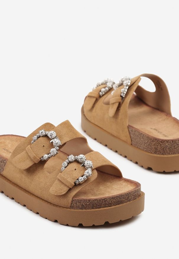 Renee - Brązowe Klapki na Platformie z Korka Ozdobione Cyrkoniami Orrisca. Kolor: brązowy. Materiał: jeans. Wzór: aplikacja. Sezon: lato. Obcas: na platformie