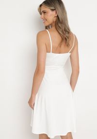 Born2be - Biała Sukienka z Klamrą na Ramiączkach Ozdobionych Łańcuszkami Kirenthya. Typ kołnierza: dekolt kopertowy. Kolor: biały. Długość rękawa: na ramiączkach. Wzór: aplikacja. Typ sukienki: kopertowe #4