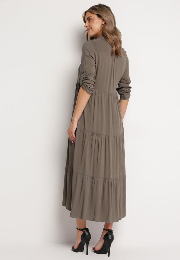 Born2be - Ciemnozielona Rozkloszowana Sukienka Maxi z Bawełny w Koszulowym Stylu Onecca. Okazja: na co dzień. Kolor: zielony. Materiał: bawełna. Wzór: aplikacja. Typ sukienki: koszulowe. Styl: casual. Długość: maxi