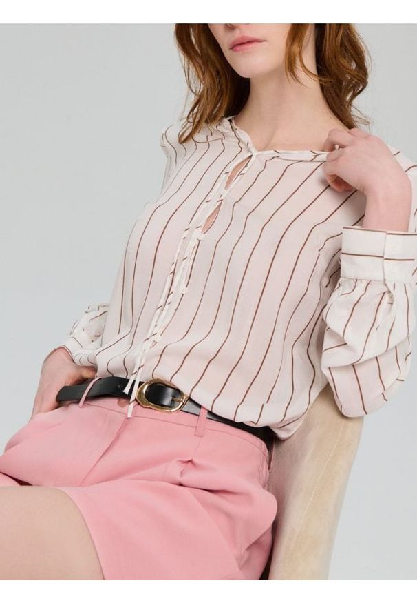 Sinsay - Wiskozowe szorty z zakładkami i paskiem - różowy. Kolor: różowy. Materiał: wiskoza