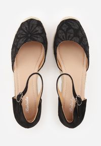 Renee - Czarno-Beżowe Sandały Basare. Nosek buta: okrągły. Zapięcie: sprzączka. Kolor: czarny. Materiał: materiał. Wzór: kwiaty. Obcas: na koturnie. Wysokość obcasa: średni #5