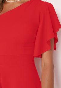 Born2be - Czerwona Koktajlowa Sukienka Asymetryczna na Jedno Ramię z Falbankami Vimilora. Typ kołnierza: kołnierz z falbankami. Kolor: czerwony. Materiał: materiał. Typ sukienki: asymetryczne. Styl: wizytowy #5