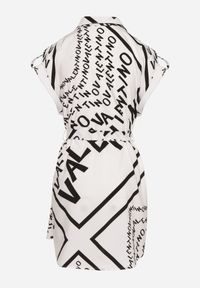 Born2be - Biało-Czarna Koszulowa Sukienka z Materiałowym Paskiem w Talii i Ozdobnymi Napisami Gareta. Okazja: na co dzień. Typ kołnierza: dekolt w kształcie V. Kolor: biały. Materiał: materiał. Wzór: napisy. Typ sukienki: koszulowe. Styl: klasyczny, casual, elegancki #2