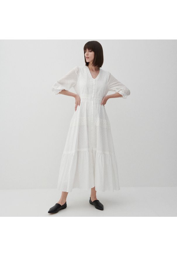 Reserved - Sukienka z ażurowym zdobieniem - Biały. Kolor: biały. Wzór: ażurowy, aplikacja
