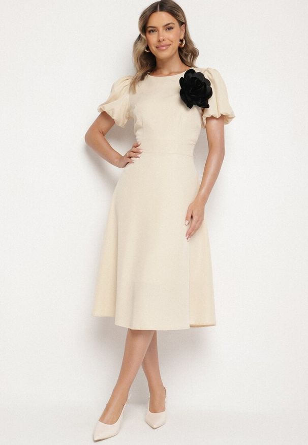 Born2be - Beżowa Sukienka Vices o Rozkloszowanym Kroju z Odpinanym Kwiatem 3D Rallarea. Kolor: beżowy. Wzór: kwiaty. Sezon: wiosna, lato