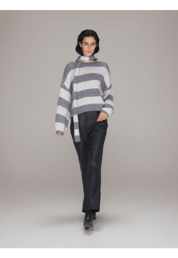 Reserved - Sweter z szalem - szary. Kolor: szary. Materiał: dzianina
