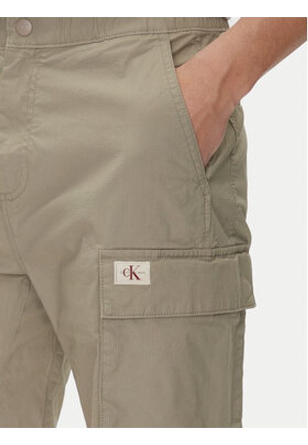 Calvin Klein Jeans Szorty materiałowe J30J327376 Zielony Regular Fit. Kolor: zielony. Materiał: bawełna