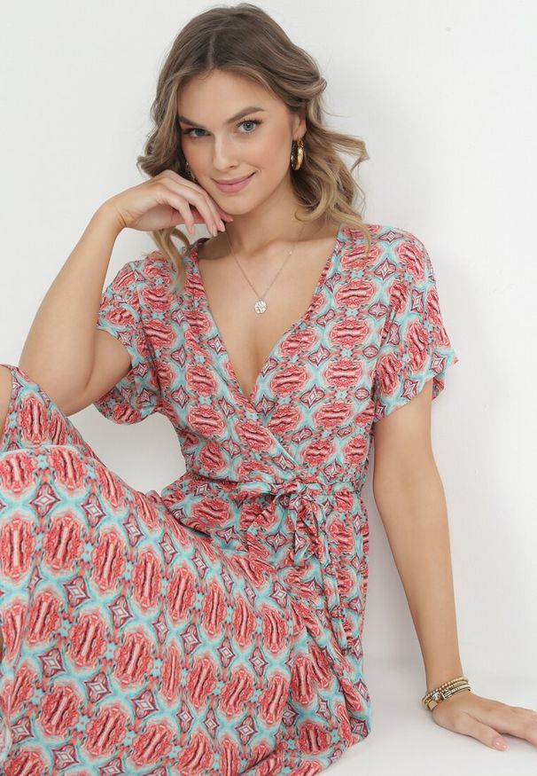 Born2be - Czerwona Sukienka Rozkloszowana z Gumką w Pasie Myricle. Okazja: na co dzień. Typ kołnierza: dekolt w kształcie V. Kolor: czerwony. Materiał: tkanina, wiskoza. Długość rękawa: krótki rękaw. Sezon: lato. Styl: casual