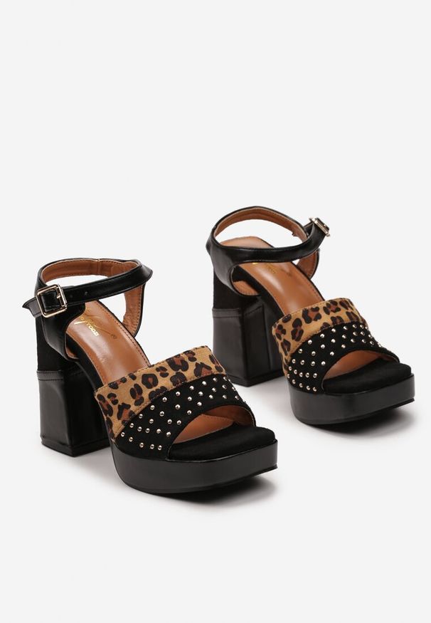 Born2be - Czarne Sandały na Słupku i Platformie z Ozdobnymi Nitami i Zapięciem przy Kostce Sirgata. Kolor: czarny. Sezon: lato. Obcas: na platformie. Styl: boho, klasyczny, elegancki
