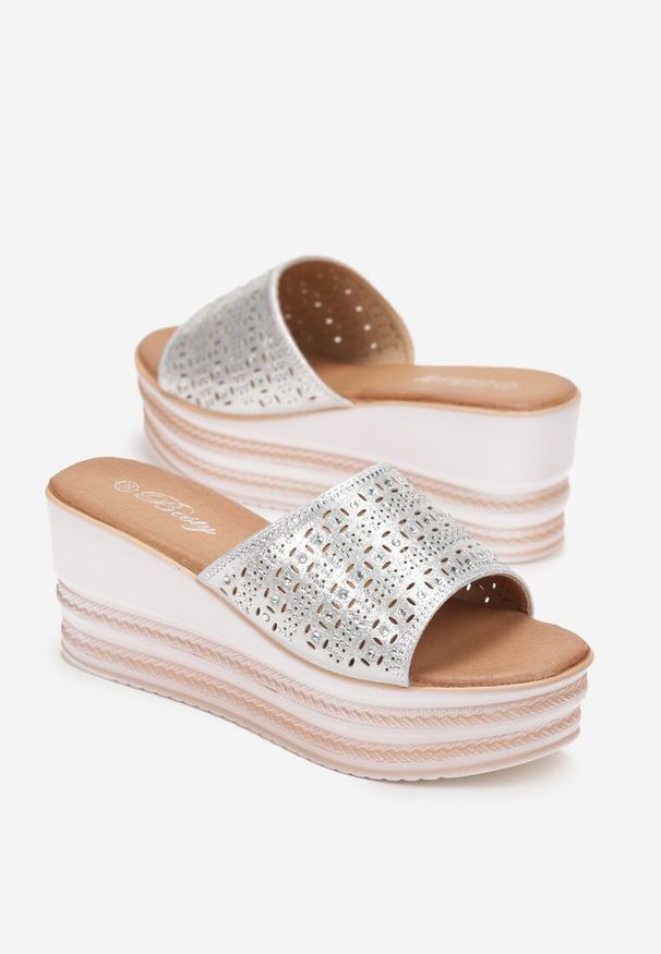 Renee - Srebrne Klapki na Koturnie z Ażurowym Paskiem Fernenne. Kolor: srebrny. Wzór: ażurowy. Sezon: wiosna, lato. Obcas: na koturnie