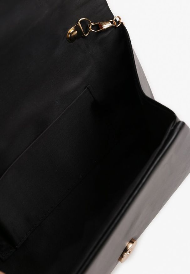 Renee - Czarna Torebka Kopertówka Zdobiona Metalowym Detalem z Dodatkowym Łańcuszkiem Vorinna. Kolor: czarny. Wzór: aplikacja. Materiał: zdobione. Styl: klasyczny, elegancki