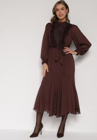 Born2be - Brązowa Elegancka Sukienka z Bufiastymi Rękawami i Koronkowymi Falbankami Sewlina. Okazja: na co dzień, do pracy. Typ kołnierza: kołnierz z falbankami. Kolor: brązowy. Materiał: koronka. Styl: elegancki #1