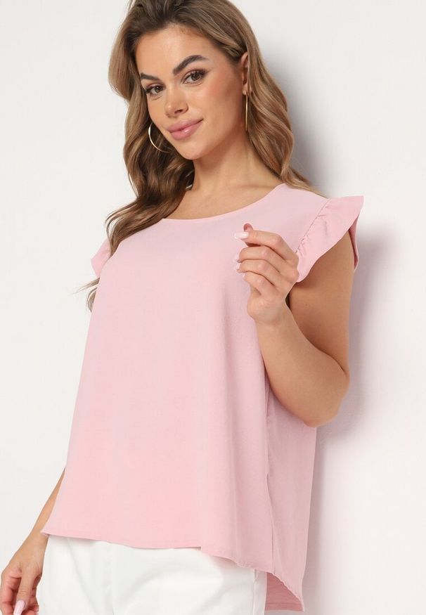 Born2be - Jasnoróżowy Top Koszulka bez Rękawów z Falbanką Vivolia. Okazja: na randkę, na co dzień. Kolekcja: plus size. Kolor: różowy. Materiał: jeans. Długość rękawa: bez rękawów. Wzór: aplikacja. Styl: elegancki, casual, klasyczny