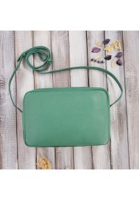 Pudełkowa listonoszka skórzana PAOLO PERUZZI IN-62-MN zielona. Kolor: zielony. Sezon: lato. Materiał: skórzane. Styl: klasyczny, casual, elegancki. Rodzaj torebki: na ramię #1