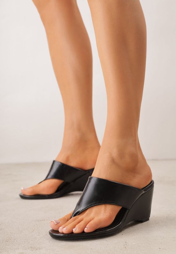 Born2be - Czarne Klapki na Koturne w Stylu Japonek Lynnless. Okazja: na co dzień. Kolor: czarny. Styl: casual, klasyczny, elegancki