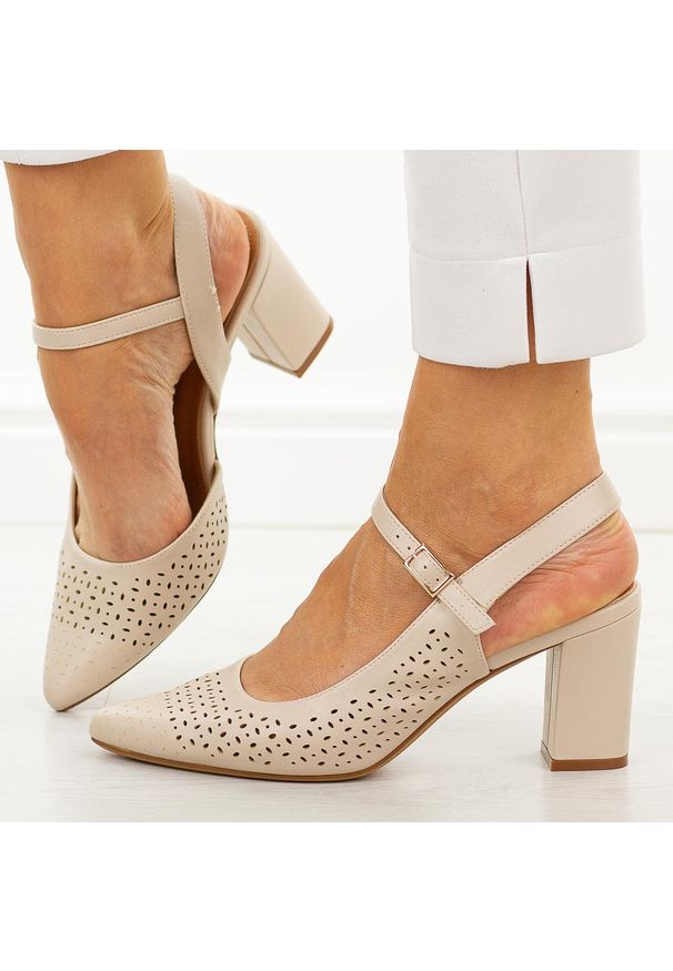 Cieliste ażurowe czółenka damskie na słupku Sergio Leone Sk447. Materiał: skóra. Szerokość cholewki: normalna. Wzór: ażurowy. Sezon: wiosna, lato. Obcas: na słupku. Styl: wizytowy, klasyczny, elegancki