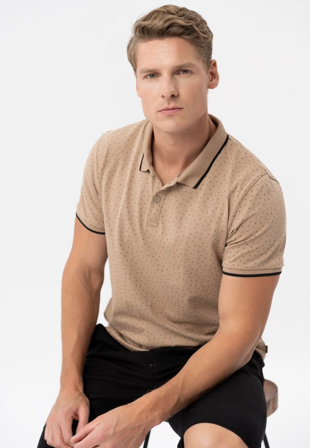 Volcano - Polo męskie z wzorem O-GLACIER. Typ kołnierza: polo. Kolor: beżowy. Materiał: prążkowany, bawełna, skóra, materiał. Długość rękawa: krótki rękaw. Długość: krótkie. Wzór: kolorowy. Styl: klasyczny, sportowy