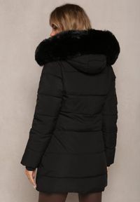 Renee - Czarna Pikowana Kurtka z Kapturem i Ozdobnym Futerkiem Zepiola. Okazja: na spacer. Typ kołnierza: kaptur. Kolor: czarny. Materiał: futro. Styl: elegancki #5