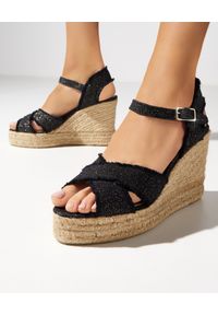 Castañer - CASTANER - Czarne sandały na kotunie Bromelia. Kolor: czarny. Materiał: bawełna. Obcas: na koturnie