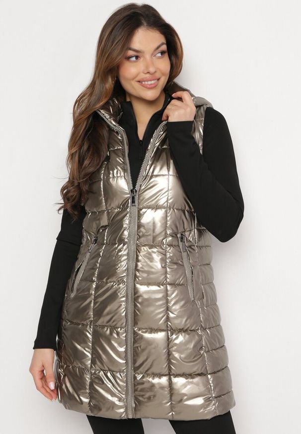 Born2be - Złota Kamizelka z Wypukłym Pikowaniem Kapturem i Lakierowanym Efektem Damess. Kolor: złoty. Materiał: lakier. Długość: długie. Wzór: aplikacja