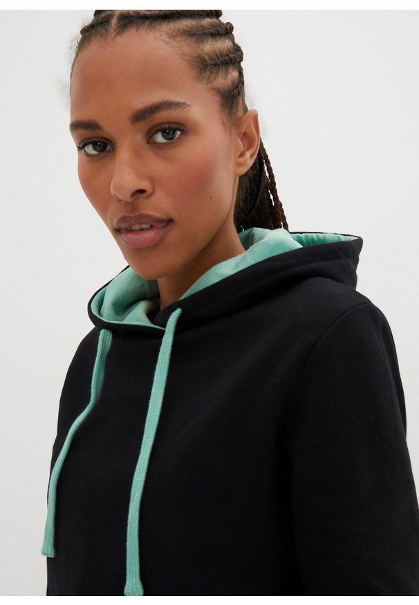 bonprix - Bluza z kapturem z czystej bawełny organicznej. Typ kołnierza: kaptur. Kolor: czarny. Materiał: bawełna