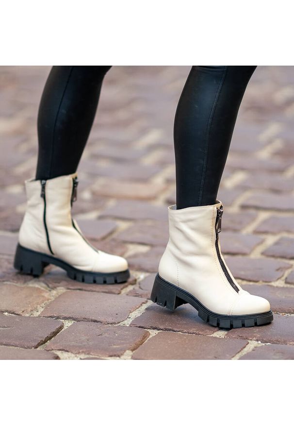 Botki damskie Simen, skórzana cholewka zapięcie na suwak z przodu stabilny obcas typu klocek, beżowe, 3264A-Icarius. Okazja: na co dzień, na spacer. Zapięcie: zamek. Kolor: beżowy. Szerokość cholewki: normalna. Materiał: skóra. Sezon: jesień, zima. Obcas: na obcasie. Styl: elegancki, casual. Wysokość obcasa: średni, niski