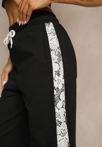 Renee - Czarne Spodnie Dresowe z Bawełną High Waist i Koronkowymi Lampasami Eviariel. Okazja: na co dzień. Stan: podwyższony. Kolor: czarny. Materiał: dresówka, bawełna, koronka. Styl: casual #5