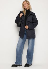 Born2be - Granatowa Klasyczna Kurtka Parka z Kapturem i Ściągaczem w Pasie Cinelle. Okazja: na co dzień. Typ kołnierza: kaptur. Kolor: niebieski. Materiał: jeans, skóra. Styl: klasyczny #4