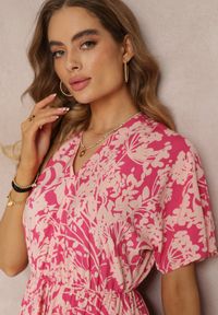 Renee - Różowa Sukienka Humina. Okazja: na co dzień, na imprezę. Typ kołnierza: dekolt w kształcie V. Kolor: różowy. Materiał: wiskoza. Długość rękawa: krótki rękaw. Wzór: kwiaty. Styl: casual, elegancki