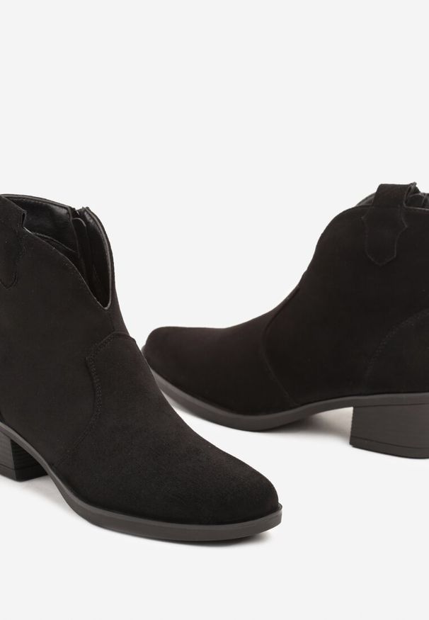 Renee - Czarne Botki w Stylu Kowbojek na Stożku Velorine. Okazja: na co dzień. Kolor: czarny. Materiał: bawełna, jeans. Obcas: na stożku. Styl: casual. Wysokość obcasa: średni