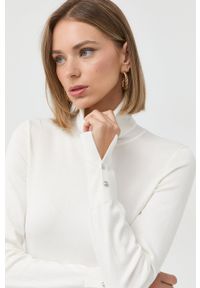 Guess sweter damski kolor beżowy lekki z golfem. Typ kołnierza: golf. Kolor: beżowy. Materiał: dzianina. Wzór: gładki