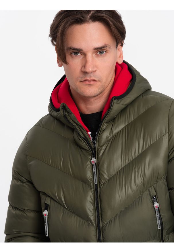Ombre Clothing - Pikowana nowoczesna kurtka męska z łączonych materiałów – ciemnooliwkowa V3 OM-JAHP-0145 - XXL. Typ kołnierza: kołnierzyk stójkowy. Kolor: oliwkowy. Materiał: materiał. Długość: długie
