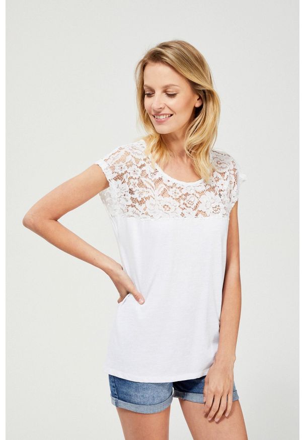MOODO - T-shirt z koronką. Materiał: koronka. Długość rękawa: krótki rękaw. Długość: krótkie. Wzór: koronka. Styl: klasyczny