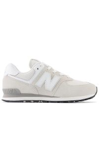 Buty młodzieżowe New Balance GC574EVW - beżowe. Okazja: na co dzień. Kolor: beżowy. Materiał: syntetyk, materiał, guma, zamsz. Szerokość cholewki: normalna. Model: New Balance 574 #1