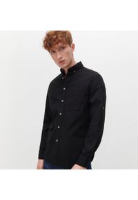 Reserved - Gładka koszula z kieszenią - Czarny. Kolor: czarny. Wzór: gładki #1
