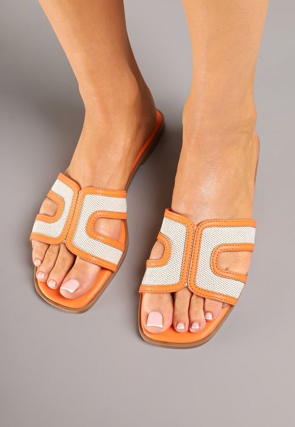 Renee - Pomarańczowe Klapki Zdobione Tweedem i Wycięciami Forria. Okazja: na co dzień. Kolor: pomarańczowy. Materiał: jeans. Wzór: aplikacja. Sezon: lato. Styl: elegancki, casual