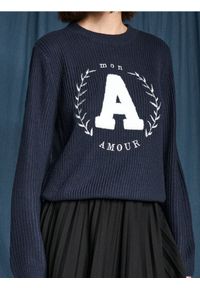 Sinsay - Sweter w prążek - granatowy. Kolor: niebieski. Długość rękawa: długi rękaw. Długość: długie. Wzór: prążki #1